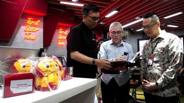 Chief of Audit Executive CIMB Niaga Antonius Gunadi (kiri) didampingi Head of Region Jabar Jateng II CIMB Niaga Fandry Hendarto (kanan) berbincang dengan Founder & Direktur Wakaf Salman ITB Hari Utomo pada perayaan Hari Pelanggan Nasional (Harpelnas) 2023 bertema 