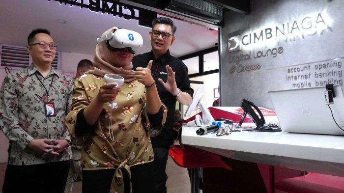 Chief of Audit Executive CIMB Niaga Antonius Gunadi (kanan) didampingi Head of Region Jabar Jateng II CIMB Niaga Fandry Hendarto (kiri) menyaksikan mahasiswa yang juga nasabah yang sedang mencoba Virtual Reality pada perayaan Hari Pelanggan Nasional (Harpelnas) 2023 bertema 