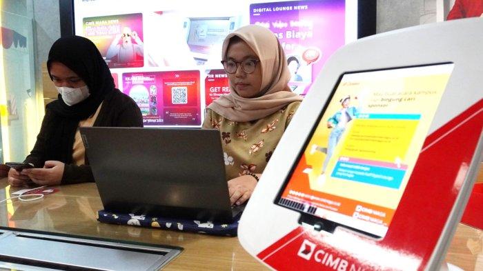 Dua orang mahasiswa yang juga nasabah mengerjakan tugas kuliah pada perayaan Hari Pelanggan Nasional (Harpelnas) 2023 bertema 