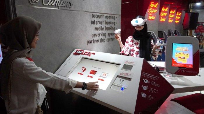Seorang mahasiswa yang juga nasabah mencoba Virtual Reality pada perayaan Hari Pelanggan Nasional (Harpelnas) 2023 bertema 