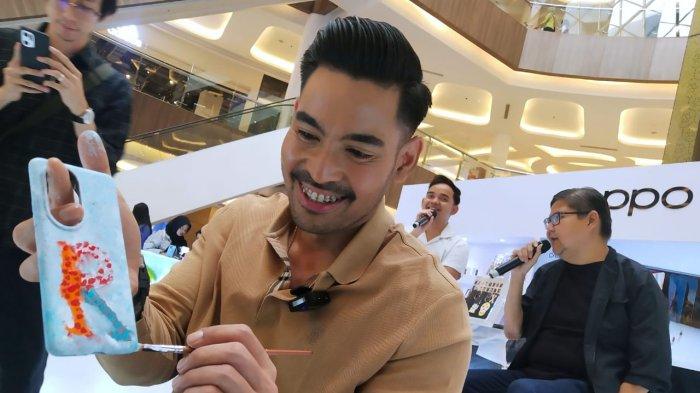 OPPO Family, Robby Purba melukis pada casing OPPO Reno10 5G dalam gelaran Pop Up Store OPPO Reno10 Series Bandung di Trans Studio Mall (TSM), Jalan Gatot Subroto, Kota Bandung, Jawa Barat, Rabu (6/9/2023).