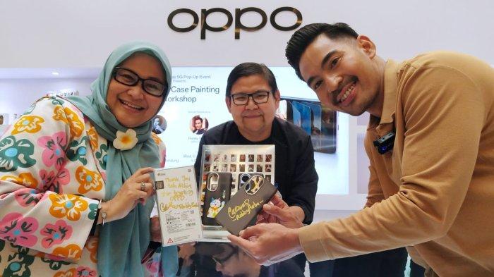 OPPO Family, Robby Purba (kanan) simbolis menyerahkan hadiah casing yang sudah ditandatangani kepada pembeli OPPO Reno10 5G seusai melukis bersama casing OPPO Reno10 5G dalam gelaran Pop Up Store OPPO Reno10 Series Bandung di Trans Studio Mall (TSM), Jalan Gatot Subroto, Kota Bandung, Jawa Barat, Rabu (6/9/2023).