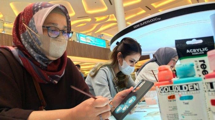 Insan kreatif melukis bersama pada casing OPPO Reno10 5G dalam gelaran Pop Up Store OPPO Reno10 Series Bandung di Trans Studio Mall (TSM), Jalan Gatot Subroto, Kota Bandung, Jawa Barat, Rabu (6/9/2023).