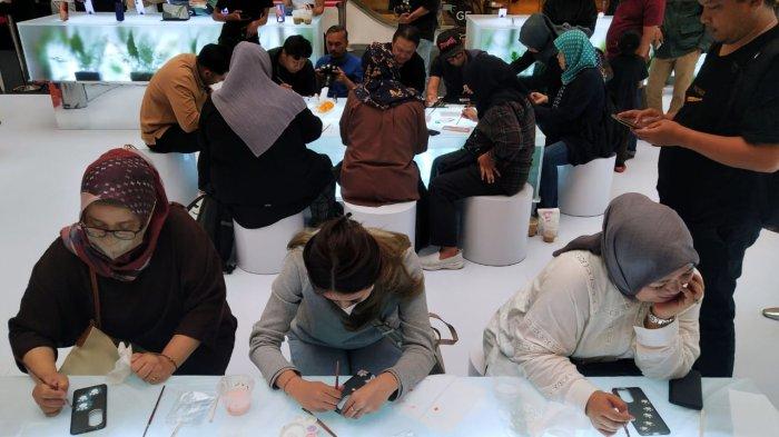 Insan kreatif melukis bersama pada casing OPPO Reno10 5G dalam gelaran Pop Up Store OPPO Reno10 Series Bandung di Trans Studio Mall (TSM), Jalan Gatot Subroto, Kota Bandung, Jawa Barat, Rabu (6/9/2023).