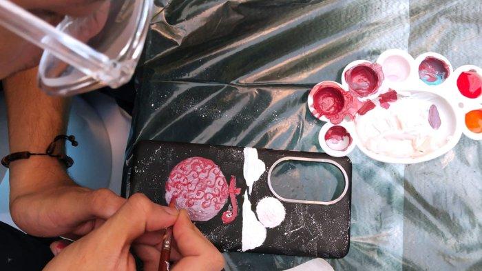 Insan kreatif melukis bersama pada casing OPPO Reno10 5G dalam gelaran Pop Up Store OPPO Reno10 Series Bandung di Trans Studio Mall (TSM), Jalan Gatot Subroto, Kota Bandung, Jawa Barat, Rabu (6/9/2023).