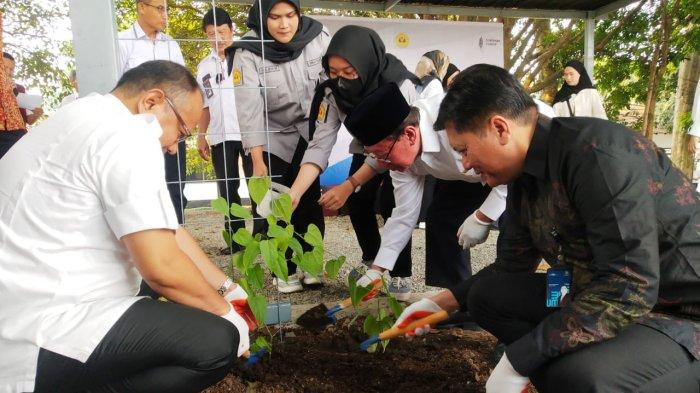 Direktur Utama PT Dirgantara Indonesia (PTDI) Gita Amperiawan (kanan), Ketua Umum Paguyuban Pasundan Didi Turmudzi (kedua dari kanan), Wakil Rektor III Universitas Pasundan (Unpas) M. Budiana (kiri), bersama mahasiswa Unpas menanam pohon Sacha Inchi (tumbuhan merambat) di area DI Runway 29 Cafe, kawasan PTDI, Kota Bandung, Jawa Barat, Kamis (7/9/2023).
