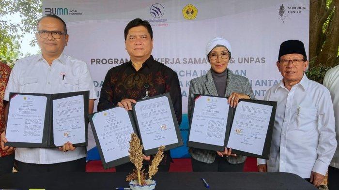 Dari kiri ke kanan Wakil Rektor III Universitas Pasundan (Unpas) M. Budiana, Direktur Utama PT Dirgantara Indonesia (PTDI) Gita Amperiawan, dan Direktur Utama PT Digdaya Pangan Nusantara Wahyuni Refi Setyabekti, disaksikan Ketua Umum Paguyuban Pasundan Didi Turmudzi, memperlihatkan Nota Kesepahaman yang baru ditandarangani di area DI Runway 29 Cafe, kawasan PTDI, Kota Bandung, Jawa Barat, Kamis (7/9/2023).