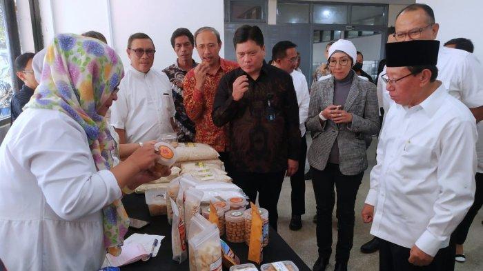 Dari kanan ke kiri Ketua Umum Paguyuban Pasundan Didi Turmudzi, Wakil Rektor III Universitas Pasundan (Unpas) M. Budiana, Direktur Utama PT Digdaya Pangan Nusantara Wahyuni Refi Setyabekti, dan Direktur Utama PT Dirgantara Indonesia (PTDI) Gita Amperiawan berbincang saat meninjau bulir sorgum dan produk hasil olahannya seusai melakukan penandatanganan nota kesepahaman di area DI Runway 29 Cafe, kawasan PTDI, Kota Bandung, Jawa Barat, Kamis (7/9/2023).