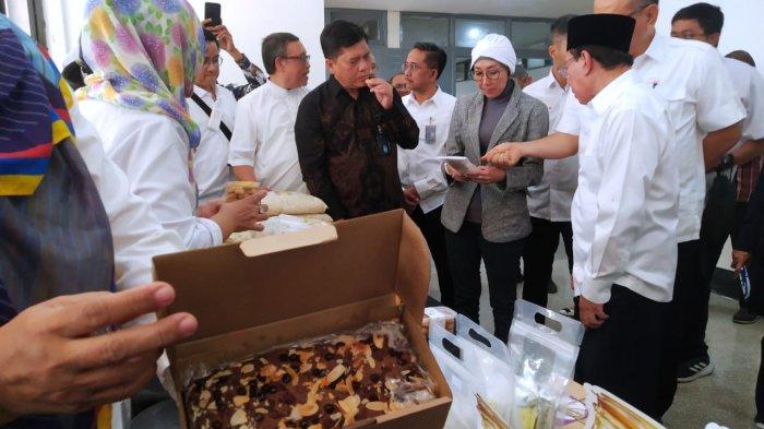 Dari kanan ke kiri Ketua Umum Paguyuban Pasundan Didi Turmudzi, Wakil Rektor III Universitas Pasundan (Unpas) M. Budiana, Direktur Utama PT Digdaya Pangan Nusantara Wahyuni Refi Setyabekti, dan Direktur Utama PT Dirgantara Indonesia (PTDI) Gita Amperiawan berbincang saat meninjau bulir sorgum dan produk hasil olahannya seusai melakukan penandatanganan nota kesepahaman di area DI Runway 29 Cafe, kawasan PTDI, Kota Bandung, Jawa Barat, Kamis (7/9/2023).