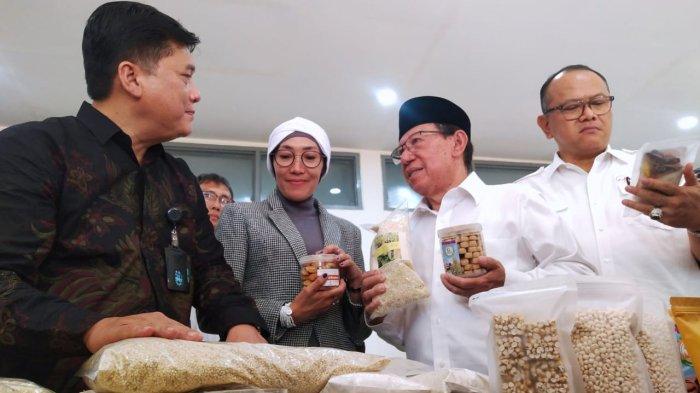 Dari kiri ke kanan Direktur Utama PT Dirgantara Indonesia (PTDI) Gita Amperiawan, Direktur Utama PT Digdaya Pangan Nusantara Wahyuni Refi Setyabekti, Ketua Umum Paguyuban Pasundan Didi Turmudzi, dan Wakil Rektor III Universitas Pasundan (Unpas) M. Budiana berbincang saat meninjau bulir sorgum dan produk hasil olahannya seusai melakukan penandatanganan nota kesepahaman di area DI Runway 29 Cafe, kawasan PTDI, Kota Bandung, Jawa Barat, Kamis (7/9/2023).