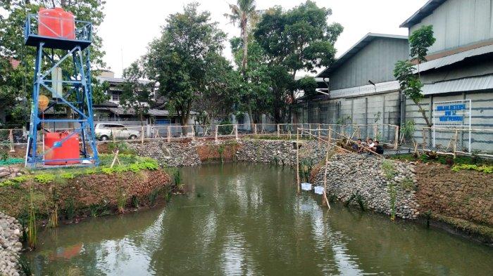 Sejumlah anak bermain di kawasan kolam retensi, di Komplek Dian Permai, RW 12, Kelurahan Babakan, Kecamatan Babakan Ciparay, Kota Bandung, Jawa Barat, Rabu (13/9/2023).