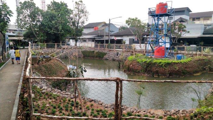 Sejumlah anak bermain di kawasan kolam retensi, di Komplek Dian Permai, RW 12, Kelurahan Babakan, Kecamatan Babakan Ciparay, Kota Bandung, Jawa Barat, Rabu (13/9/2023).