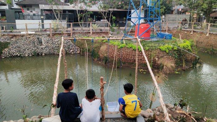 Sejumlah anak bermain di kawasan kolam retensi, di Komplek Dian Permai, RW 12, Kelurahan Babakan, Kecamatan Babakan Ciparay, Kota Bandung, Jawa Barat, Rabu (13/9/2023).
