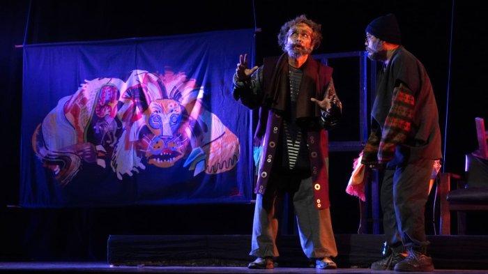 Dua aktor, Dedi Warsana dan Deden Syarif saat tampil pada pentas teater Chekovian dengan membawakan naskah berjudul 