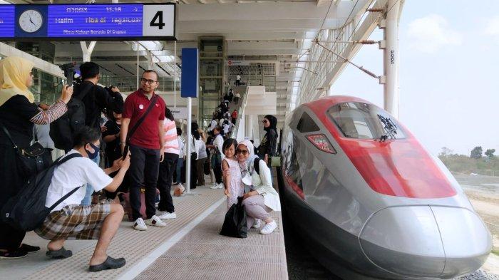Warga berfoto seusai menjajal Kereta Cepat Jakarta Bandung (KCJB) di Stasiun Tegalluar, Cibiru Hilir, Kabupaten Bandung, Jawa Barat, Sabtu (16/9/2023).