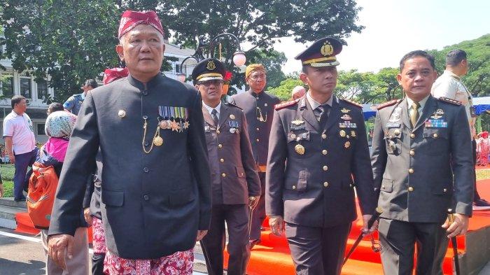 Penjabat (Pj) Wali Kota Bandung, Bambang Tirtoyuliono berjalan bersama jajaran Forkopimda seusai mengikuti Upacara Puncak Peringatan Hari Jadi ke-213 Kota Bandung (HJKB) Tahun 2023, di Plaza Balai Kota Bandung, Jalan Wastukencana, Kota Bandung, Jawa Barat, Senin (25/9/2023).