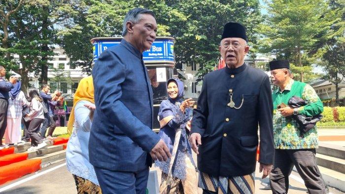 Mantan Wali Kota Bandung, Dada Rosada tampak bersama istrinya seusai mengikuti Upacara Puncak Peringatan Hari Jadi ke-213 Kota Bandung (HJKB) Tahun 2023, di Plaza Balai Kota Bandung, Jalan Wastukencana, Kota Bandung, Jawa Barat, Senin (25/9/2023).