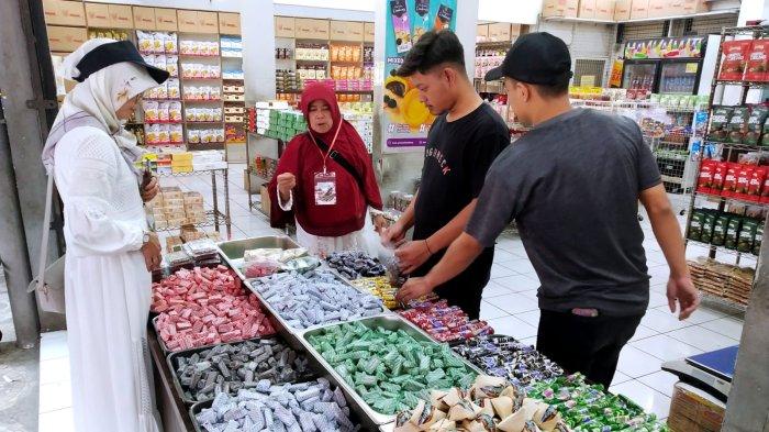 Wisatawan berbelanja oleh-oleh Bandung dan Jawa Barat berupa cemilan di salah satu toko saat mengunjungi kawasan wisata belanja di Jalan Cihampelas, Kota Bandung, Jawa Barat, Kamis (28/9/2023).