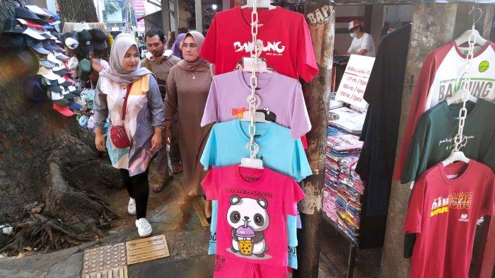 Wisatawan menyusuri kawasan wisata belanja di Jalan Cihampelas, Kota Bandung, Jawa Barat, Kamis (28/9/2023).