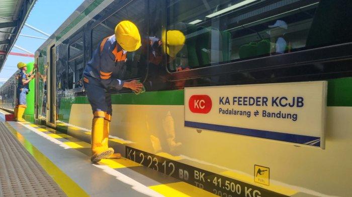 Pekerja membersihkan Kereta Api (KA) Feeder sebelum di uji coba operasional, di Stasiun Bandung, Kota Bandung, Jawa Barat, Sabtu (29/9/2023).
