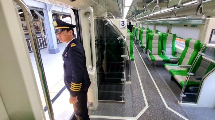 Kereta Api (KA) Feeder bersiap menjalani uji coba operasional ke Stasiun Padalarang, di Stasiun Bandung, Kota Bandung, Jawa Barat, Sabtu (30/9/2023).