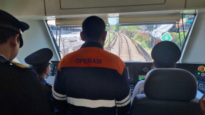 Masinis mengoperasikan Kereta Api (KA) Feeder saat menjalani uji coba operasional dari Stasiun Bandung ke Stasiun Padalarang, Jawa Barat, Sabtu (30/9/2023).
