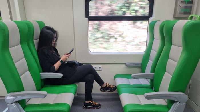 Penumpang duduk di salah satu gerbong Kereta Api (KA) Feeder saat menjalani uji coba operasional dari Stasiun Bandung ke Stasiun Padalarang, Jawa Barat, Sabtu (30/9/2023).