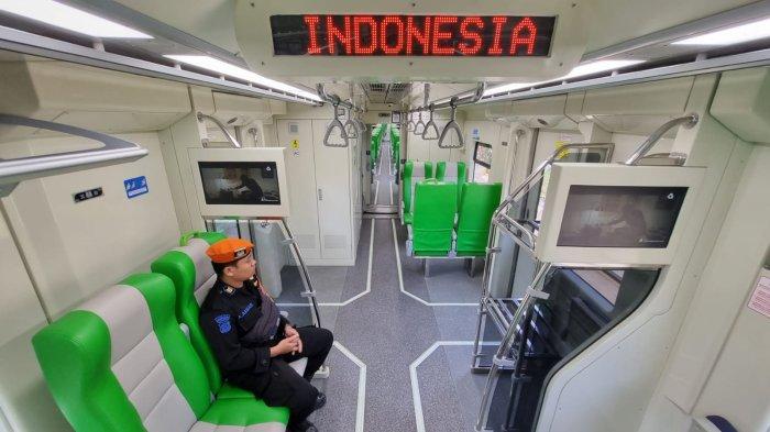 Petugas duduk di salah satu gerbong Kereta Api (KA) Feeder saat menjalani uji coba operasional dari Stasiun Bandung ke Stasiun Padalarang, Jawa Barat, Sabtu (30/9/2023).