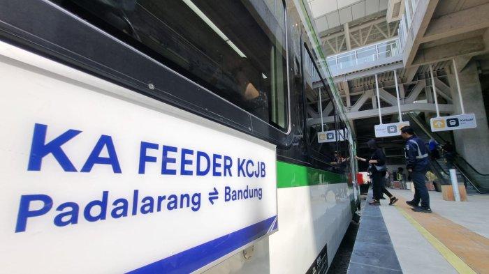 Penumpang masuk salah satu gerbong Kereta Api (KA) Feeder saat akan menjalani uji coba operasional, di Stasiun Padalarang, Kabupaten Bandung Barat, Jawa Barat, Sabtu (30/9/2023).
