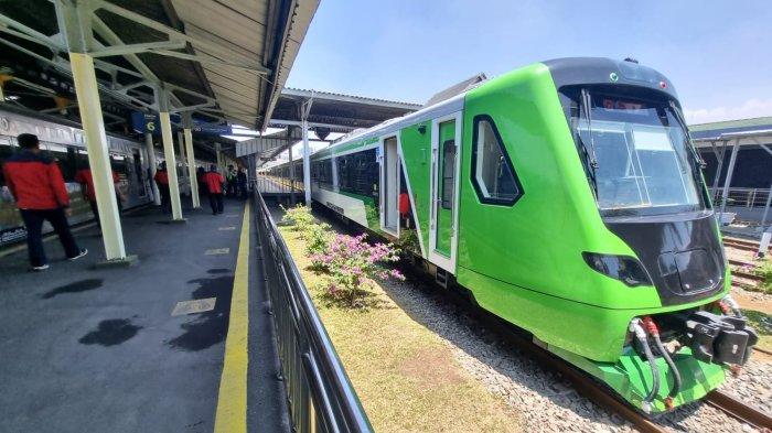 Kereta Api (KA) Feeder berhenti seusai menjalani uji coba operasional, di Stasiun Bandung, Kota Bandung, Jawa Barat, Sabtu (30/9/2023).