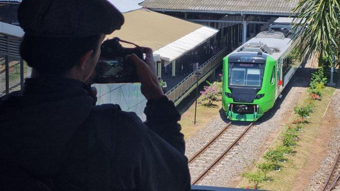 Kereta Api (KA) Feeder berhenti seusai menjalani uji coba operasional, di Stasiun Bandung, Kota Bandung, Jawa Barat, Sabtu (30/9/2023).