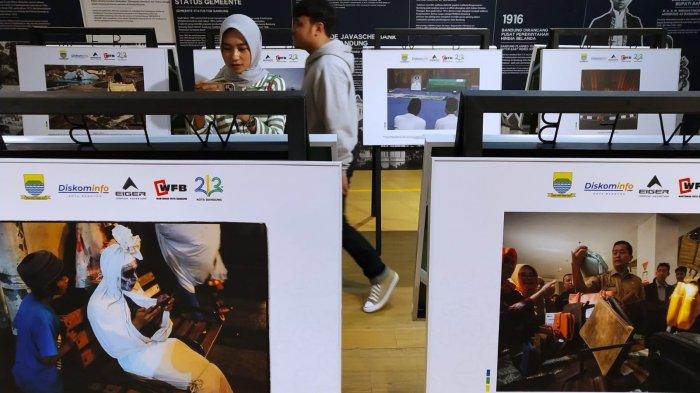 Pengunjung mengamati karya foto jurnalistik bertema 