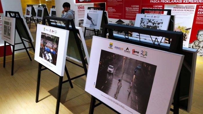 Pengunjung mengamati karya foto jurnalistik bertema 