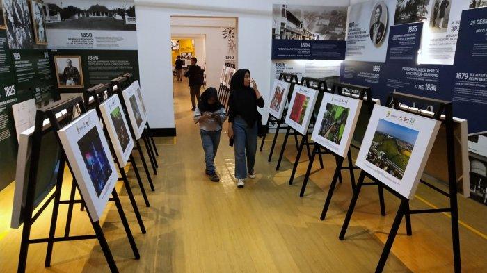 Pengunjung mengamati karya foto jurnalistik bertema 