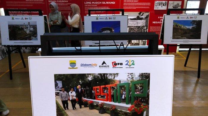 Pengunjung mengamati karya foto jurnalistik bertema 