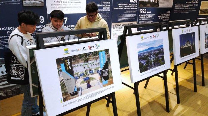 Pengunjung mengamati karya foto jurnalistik bertema 