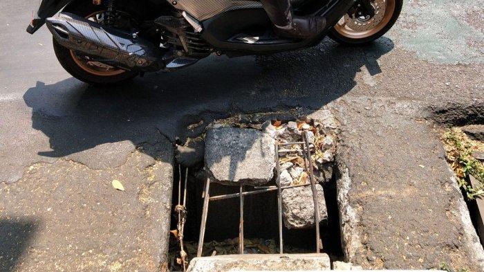 Pengendara bermotor melintasi tembok beton penutup gorong-gorong yang pecah di belokan sisi kanan jalan persimpangan Jalan Merdeka dan Jalan LLRE Martadinata, Kota Bandung, Jawa Barat, Selasa (10/10/2023).