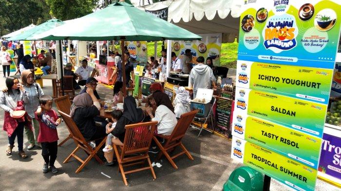 Pengunjung menghadiri gelaran Festival Jajanan Raos Bandung 2023 di Plaza Balai Kota Bandung, Jalan Wastukencana, Kota Bandung, Jawa Barat, Sabtu (14/10/2023).