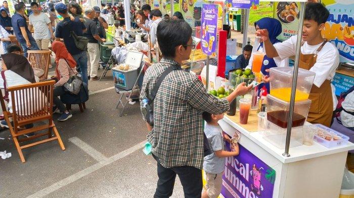 Pengunjung menghadiri gelaran Festival Jajanan Raos Bandung 2023 di Plaza Balai Kota Bandung, Jalan Wastukencana, Kota Bandung, Jawa Barat, Sabtu (14/10/2023).