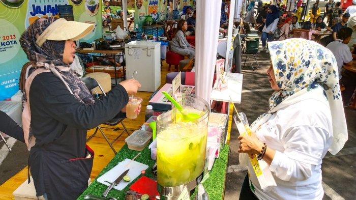 Pengunjung menghadiri gelaran Festival Jajanan Raos Bandung 2023 di Plaza Balai Kota Bandung, Jalan Wastukencana, Kota Bandung, Jawa Barat, Sabtu (14/10/2023).