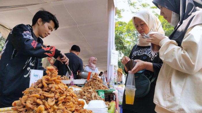Pengunjung menghadiri gelaran Festival Jajanan Raos Bandung 2023 di Plaza Balai Kota Bandung, Jalan Wastukencana, Kota Bandung, Jawa Barat, Sabtu (14/10/2023).
