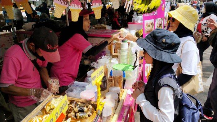 Pengunjung menghadiri gelaran Festival Jajanan Raos Bandung 2023 di Plaza Balai Kota Bandung, Jalan Wastukencana, Kota Bandung, Jawa Barat, Sabtu (14/10/2023).
