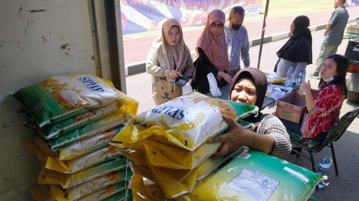 Pengunjung berbelanja beras pada kegiatan Gerakan Pangan Murah di Lapangan Seskoad, Jalan Gatot Subroto, Kota Bandung, Jawa Barat, Senin (16/10/2023).