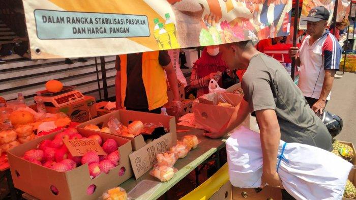 Pengunjung berbelanja buah-buahan pada kegiatan Gerakan Pangan Murah di Lapangan Seskoad, Jalan Gatot Subroto, Kota Bandung, Jawa Barat, Senin (16/10/2023).