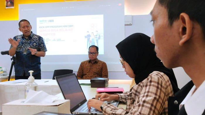 Dekan Sekolah Bisnis Manajemen (SBM) ITB Ignatius Pulung Nurprasetio (kiri) menyampaikan paparan seusai penandatanganan kerja sama antara SBM ITB dengan PT Tangkas Cipta Optimal (TACO Group) dalam penyelenggaraan Mini SBM 2023 : Semua Bisa Belajar di SBM ITB, di Gedung Freeport SBM ITB, Jalan Ganesha, Kota Bandung, Jawa Barat, Jumat (20/10/2023).