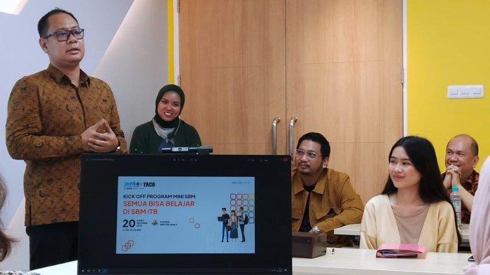 Vice President of Corporate Human Resources and General Affairs PT Tangkas Cipta Optimal (TACO Group) Irwan Dewanto (kiri) menyampaikan paparan seusai penandatanganan kerja sama antara Sekolah Bisnis Manajemen (SBM) ITB dengan TACO Group dalam penyelenggaraan Mini SBM 2023 : Semua Bisa Belajar di SBM ITB, di Gedung Freeport SBM ITB, Jalan Ganesha, Kota Bandung, Jawa Barat, Jumat (20/10/2023).