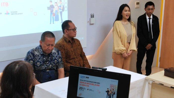 Dekan Sekolah Bisnis Manajemen (SBM) ITB Ignatius Pulung Nurprasetio (kiri) dan Vice President of Corporate Human Resources and General Affairs PT Tangkas Cipta Optimal (TACO Group) Irwan Dewanto menyimak tanggapan yang disampaikan oleh perwakilan peserta seusai penandatanganan kerja sama penyelenggaraan Mini SBM 2023 : Semua Bisa Belajar di SBM ITB, di Gedung Freeport SBM ITB, Jalan Ganesha, Kota Bandung, Jawa Barat, Jumat (20/10/2023).