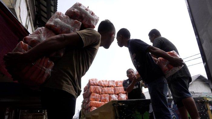 Sejumlah pekerja mengangkut dan menata sayuran wortel di atas mobil truk di Pasar Induk Caringin, Jalan Soekarno Hatta, Kota Bandung, Jawa Barat, Selasa (31/10/2023).