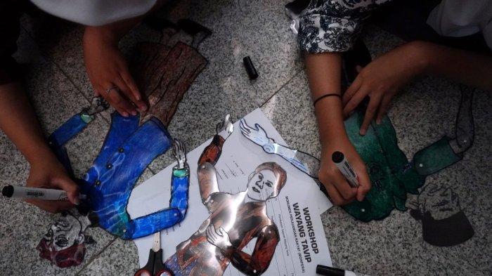 Pelajar mempraktikan membuat Wayang Tavip pada acara workshop di Monumen Perjuangan Rakyat Jawa Barat (Monpera Jabar), Jalan Dipatiukur, Kota Bandung, Jawa Barat, Rabu (1/11/2023).