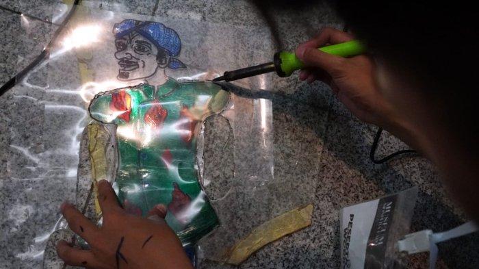 Pelajar mempraktikan membuat Wayang Tavip pada acara workshop di Monumen Perjuangan Rakyat Jawa Barat (Monpera Jabar), Jalan Dipatiukur, Kota Bandung, Jawa Barat, Rabu (1/11/2023).
